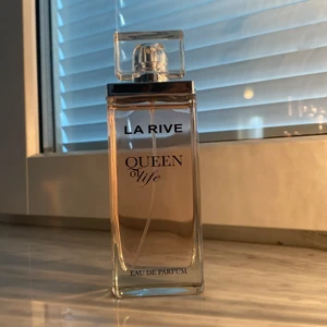 La rive parfym - Völdigt känd och populär dupe för La Viest Belle parfymen från Lancome! Så fina noter som man ser på andra bilden! Köpt för 500kr säljer för 200kr, endast använd två gånger💞 Skriv om ni har frågor💕