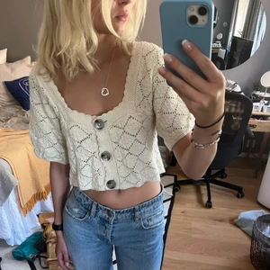 Söt stickad kofta  - Supersöt stickad kofta från vila, älskar 😍😍 står strlk l men passar mig som är XS/S 