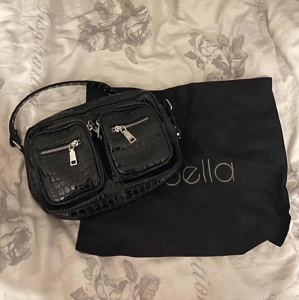 Säljer nu min fina Noella väska i mycket fint skick!! ⚡️ Den kommer tyvärr inte till användning längre!  Kontakta mig för fler bilder!💕. Väskor.