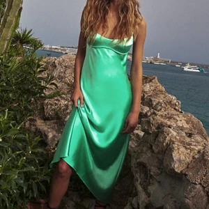 Zara grön satin klänning  - Säljer nu min helt oanvända zara klänning!  Endast testad!  Storleken är L men skulle säga mer M ! Som ny och om fler bilder önskas bara fråga! 
