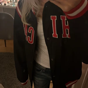 Collegjacka - Säljer min collegjacka  som jag aldrig har använt då jag tycker att den inte passar min stil😫 passar bra nu till hösten