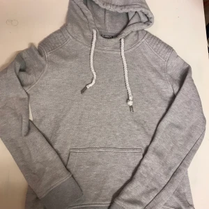 Fin grå hoodie från Urban Classic - Grå hoodie från Urban Classic  Stl M  