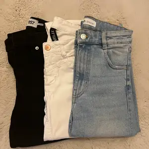 Säljer ett paket av 3 par jeans i stl 34. Alla är Highwaist, de svarta är lite lägre. 