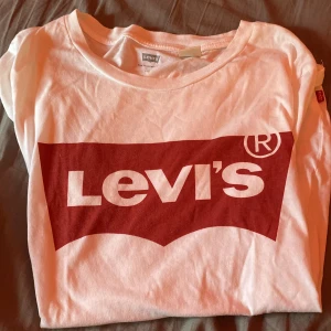 Levi’s t-shirt  - Äkta levis t-shirt köpt för något år sedan. Använd sparsamt och i fint skick, säljer för att det inte är min stil längre. Storlek xxs men  stretchig och lite större än vad det står så jag som är storlek s kan ha den. Kostar 299kr ny.