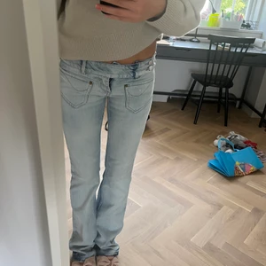 Asnajs jeans 👖  - JAG ÄR 165CM LÅNG!!! Säljer dessa perfekta vintage jeansen köpta i Köpenhamn från ”Freesoul” i W27! Obs, de är väldigt små i storleken 🍓 älskar knäppningen och fiten hos dessa 👖  