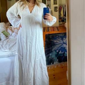 Fin vit klänning köpt för några år sen på H&M! Perfekt nu till sensommaren/ hösten då den är lång och lite tjockare i tyget. Inga fläckar eller liknande och i bra skick! Storlek S💕