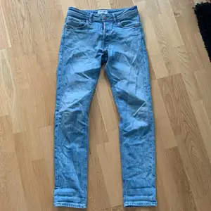 Ljusblåa jeans med comfort fit i storlek 28/32