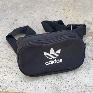 Adidas väska  - En väska från adidas , knappt använd och är i väldigt bra skick , köptes för 300 , bandet går att ändra storlek på , köparen står för frakt om man inte vill hämta 