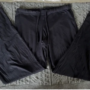 😎 - dessa snygga byxor i stl m men skulle nog passa en lite ”större” s för dom passar nästan mig som är en xs, dom ser ut som dom populära byxorna från hm💗