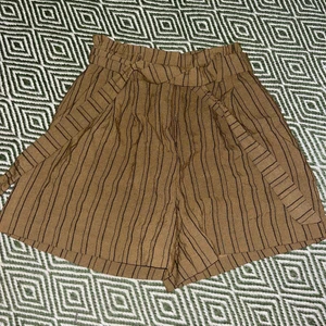 Linneshorts - Söta svala shorts från HM. Perfekt för en varm sensommardag! 