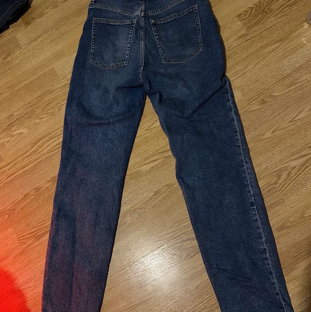 Mom jeans från hm, köpta för ungefär ett år sedan, inte använda mycket alls . Jeans & Byxor.