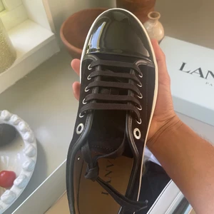 Helt nya Lanvin Patent Cap toe - Skorna är helt sprillans nya inte ens testade, köpte fel färg. Allt tillkommer , box dustbag och kvitto