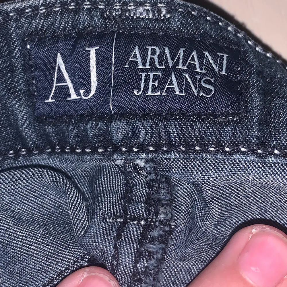 Säljer riktiga Armani jeans för 250kr+frakt❤️s=29. Kontakta privat för fler bilder eller annat💘. Jeans & Byxor.