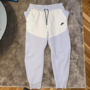 Säljer mina nike tech byxor för att jag har tröttnat på de. Mycket fint skick/knappt använda. Säljer dessa med min nike tech hoodie se profil,(inte samma sett men matchar bra) byxor:600kr Hoddie:850kr. Köper du båda samtidigt får du hela settet för 1200kr