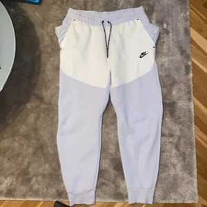 Nike Tech Fleece - Säljer mina nike tech byxor för att jag har tröttnat på de. Mycket fint skick/knappt använda. Säljer dessa med min nike tech hoodie se profil,(inte samma sett men matchar bra) byxor:600kr Hoddie:850kr. Köper du båda samtidigt får du hela settet för 1200kr