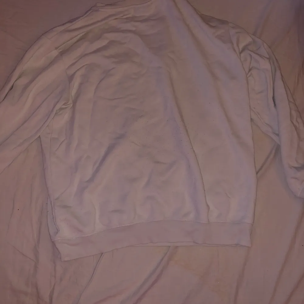 En vit sweatshirt från hm . Tröjor & Koftor.