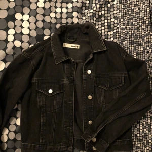 Jeansjacka - Svart jeansjacka som är kroppad. 