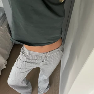 Randiga byxor - Supercoola byxor från Mango! Strl 38 och sitter perfekt lågmidjat på mig som vanligtvis har strl 36. Sparsamt använda. Köparen står för frakten 🤍🫶🏼