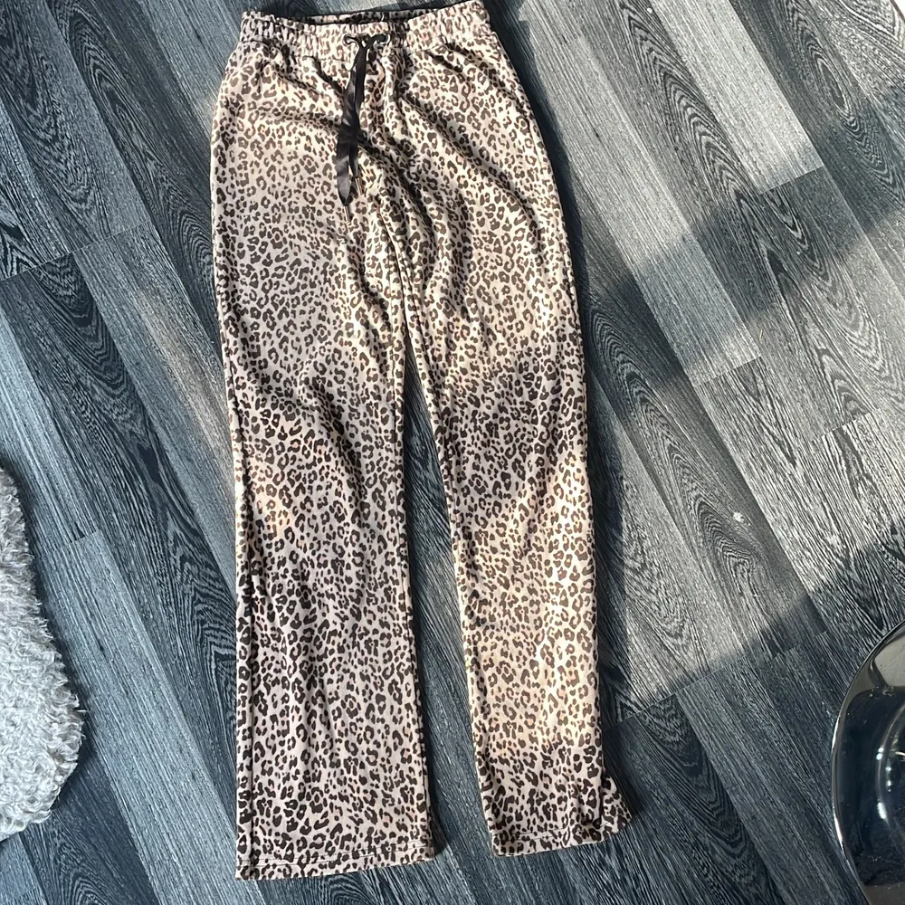 Leopard byxor från Gina i storlek XS, köparen står för frakt.. Jeans & Byxor.