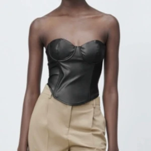 Zara topp - Svin cool topp! Kommer tyvärr inte till användning, pris kan diskuteras 🫶💕