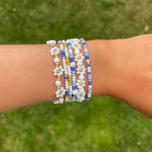 Pärlarmband - Säljer alla dessa armband✨💗 20kr/st för armband med blommor🌸 och 15kr/st för de andra! Två för 30kr💕🫶🏻 Frakt kostar 13kr💕