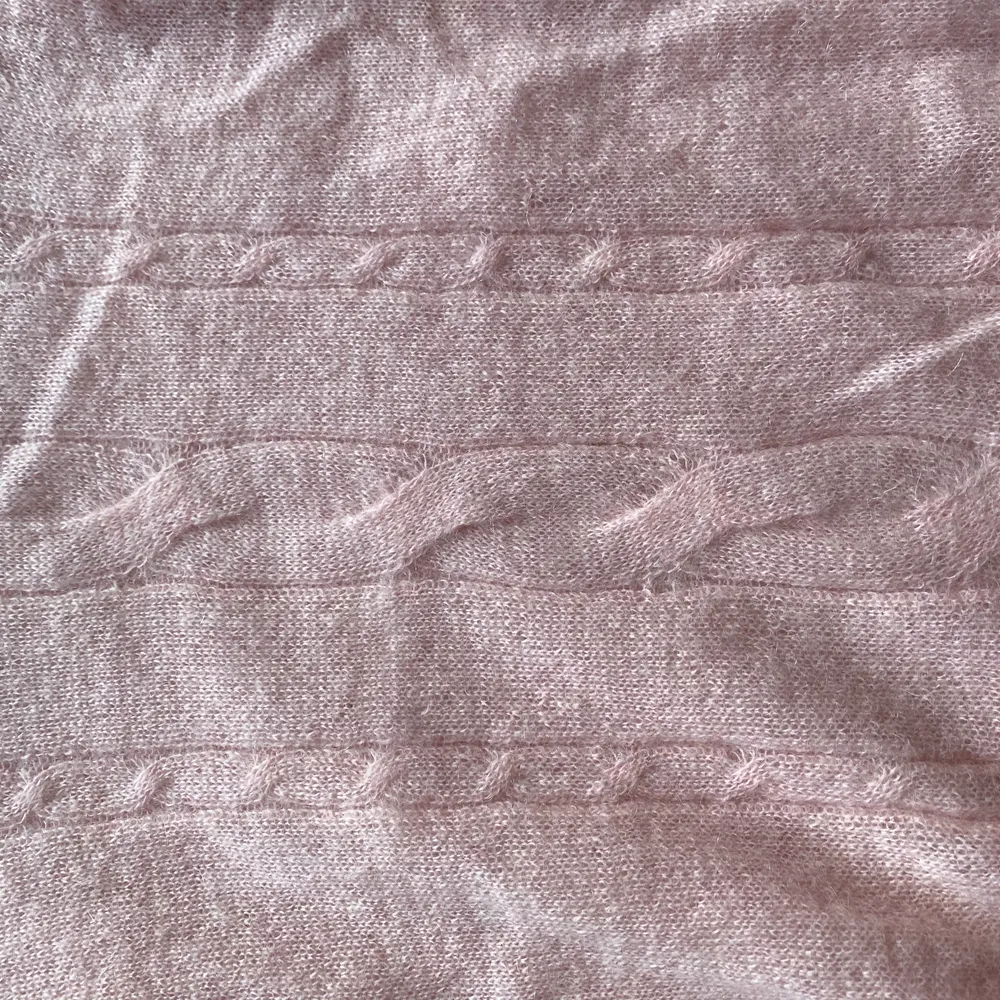 Supersöt rosa stickad Gant tröja i storlek xs. Tröjan har färgen som på bild ett. Säljer pga att den är för liten för mig. Mycket bra skick. Hör av dig om du har frågor!💓💓🌸🌸 frakt på 39 kr tillkommer . Stickat.