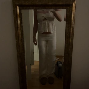 Lågmidjade satinbyxor från NA-KD  - Säljer dessa slutsålda sarinbyxor från NA-KD, aldrig använda. 