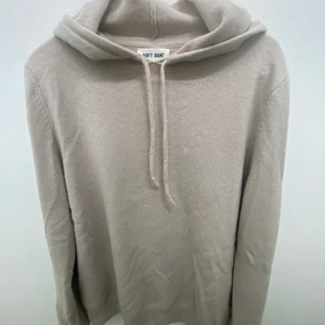 Soft goat hoddie  - Superfin softgoat hoodie, 100% cashmere! Sömmen har gått upp lite under armen, men inget som syns vid andvändning. Nypris: 2295 kr
