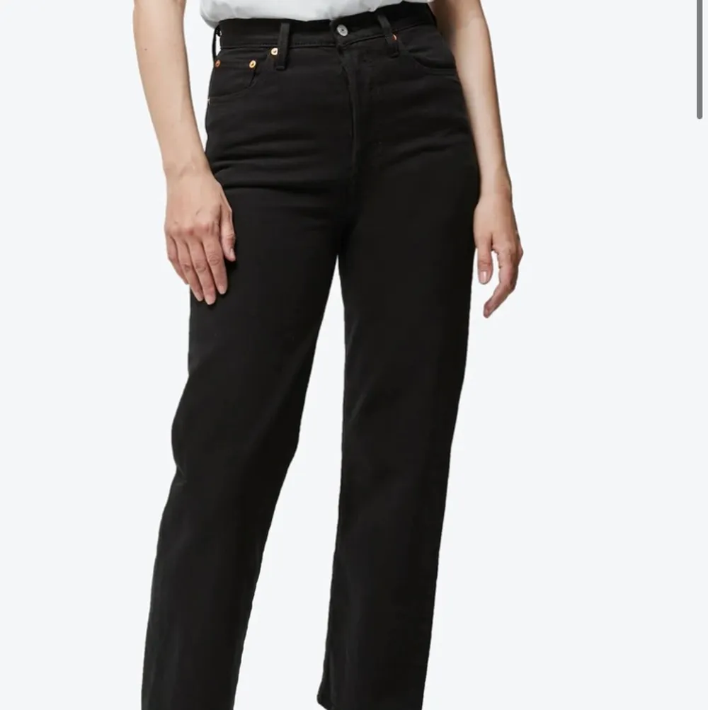 Levi’s jeans i modellen Ribcage Straight. Köpta för två år sedan i Levi’s affär men knappt använda. Högmidjade och raka. Sitter väldigt fint på kroppen och har inga defekter . Jeans & Byxor.
