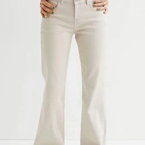 LÅGMIDJADE JEANS NYA - Helt nya lågmidjade jeans!!💖 De är från HM och är slutsålda. Storlek 36, är stretchiga  Passar även 34