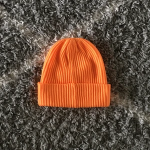 Beanie -  färg: orange 💘  Jag köpte den för 299 kr 💌