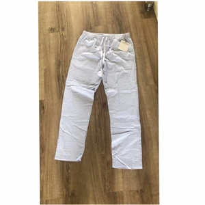 Calvin Klein pyjamasbyxor  - Säljer mina helt nya Calvin Klein pyjamasbyxor med lapp kvar då det var alldeles för små för mig.. De är fin randiga i vit och ljusblått, lågmidjade i storlek Xs.💞 nypris 450 kr. 