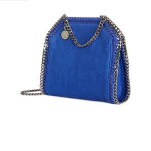 Säljer min älsklings väska som är Stella McCartny likande. Liten modell och blå, väldigt fin. Köpt på plick för 800