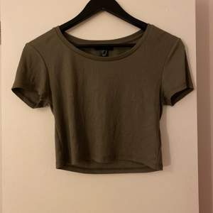 Ribbad olivfärgad croppad T-shirt storlek 38