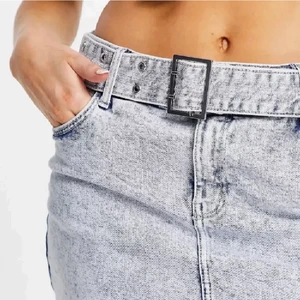 Jeans kjol - Säljer denna super fina kjol från bershka, använd 1 gång, lite mörkare färg än den på bilden, helt slutsåld! (Tryck ej på köp nu)!! Storlek 42 men passar mig som har 40 perfekt