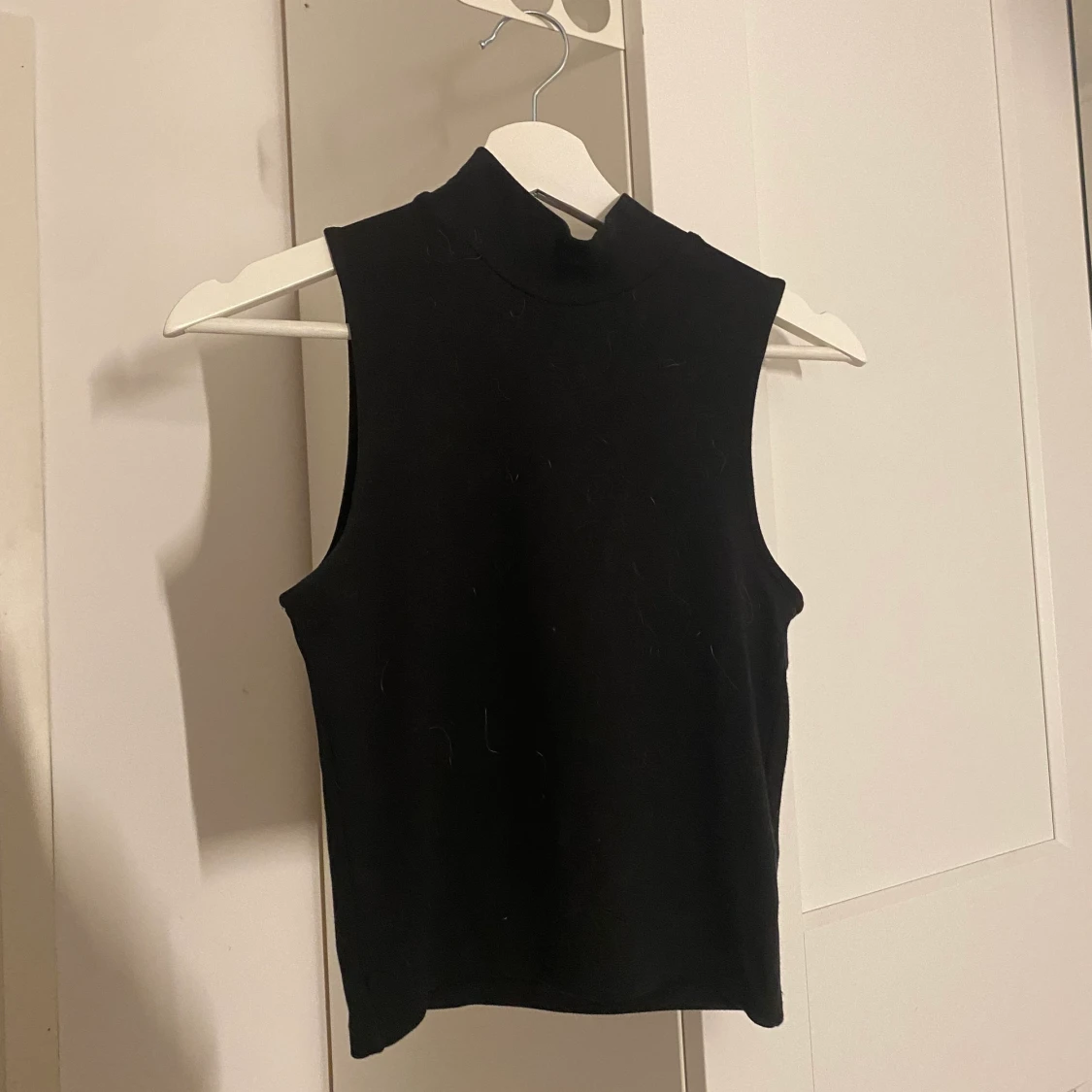 Croppad top med krage 