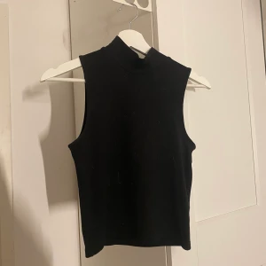 Croppad top med krage  - Säljer denna croppade top med krage ifrån Cubus