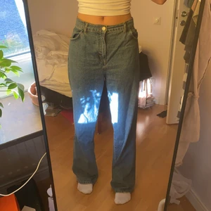 Jeans  - Mörkblå stora jeans från pull and bear. Bra skick. Jag är 180 för referens 