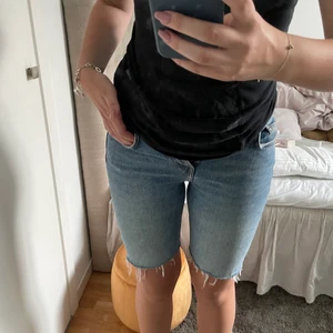 halvlånga shorts - klarblåa shorts från arket som slutar strax över knäna. tyvärr alldeles för små för mig (går ej att stänga😭) så dem är oanvända. 🤍