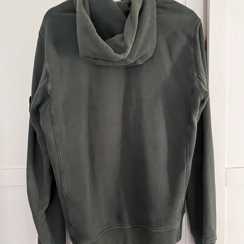 Säljer min snygga Stone Island tröja i grön färg. Köptes på NK för cirka 2 år sedan för 2900kr. Den är knappt använd  Storlek- Medium. Hoodies.