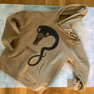 Billie eilish merch - Billie Eilish merch in new condition, perfect for autumn. Original price 700kr. Can meet up in sotckholm!:)