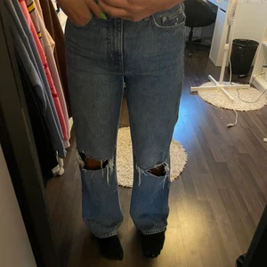 Blåa vida jeans strl S - Ett par blåa högmidjade vida jeans med hål på knäna i strl S. Säljer för att jag inte använder dem längre, säljer för 150 + frakt (nypris 300kr). Jag är 1,69m lång med midjemått 74cm och dem passar mig bra i midjan men är lite långa. 💗💕