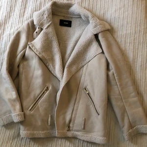 Vit Höstjacka med foder strlk L - Vit jacka som funkar över vår, höst och vinter. Strlk L, funkar lika bra för M. Även S om man vill ha en lite mer ovesized look, som jag kört på.  Jackan är i gott skick med varmt foder och suede/mockaimitation på utsidan.