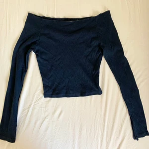 Brandy Melville off-shoulder topp - Mörkblå off-shoulder topp från Brandy Melville