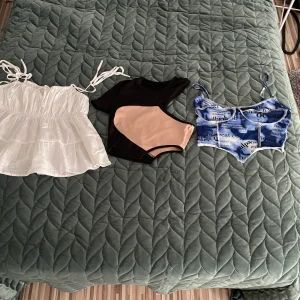 Toppar - Det här är tre olika toppar i storlek xs-s jag säljer de för att jag inte använder dem, topparna är i bra skick. Den vita är såld.