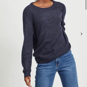 Stickad tröja från Vila!  - INTRESSEKOLL! 💗 Blå stickad tröja i bra skick från Vila! Tröjan köptes i vintras. Pris kan diskuteras! 🫶🏽 Skirv om ni har frågor eller vill ha bilder med tröjan på! 💕 Om många är intresserade blir det budgivning! 