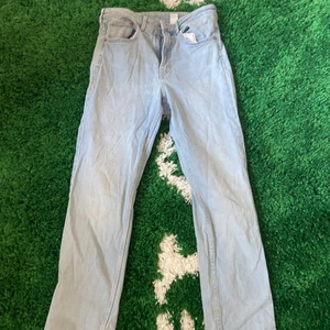 Ljus Blå Byxor - Ganska baggy. Skriv vid frågor!