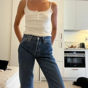 VINTAGE LEVIS STRL 26/27 - Mvibtahe Levis 501 i mörk blå tvätt. Jag är 173 vem och har strl 26/27 i jeans 