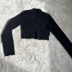 Tröja - En kroppad långärmad tröja med polokrage  från hm i storlek S💕💕