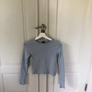 En blå långärmad tröja i från Gina Tricot! Den är ”tajt” och lite croppad, i storlek S men passar även mindre storlekar! Frakten är 39kr så 45+39=84kr